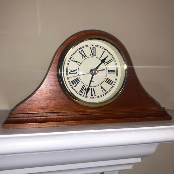 Cherry Wooden 4.5x8” Mantel Clock Quartz Movement WORKS GREAT needs 1 AA battery - Picture 4 of 7
